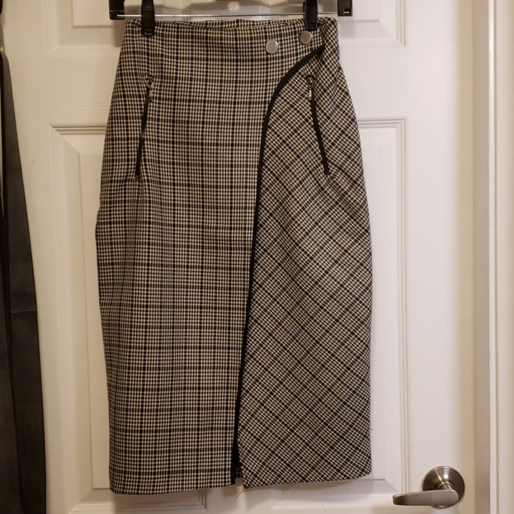 Contrasting checked skirt - Picture 2 of 4